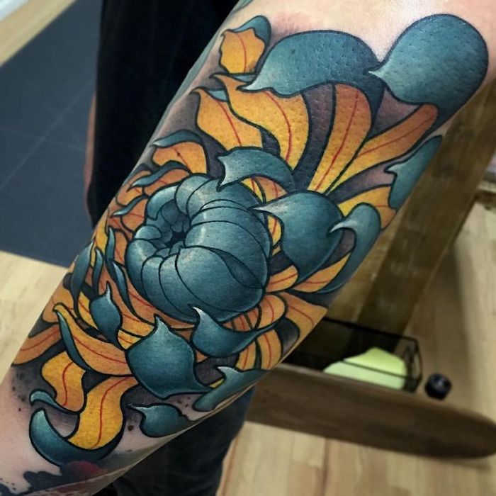 gekleurde bloemen tatoeages, grote chrysanthemum tattoo op onderarm