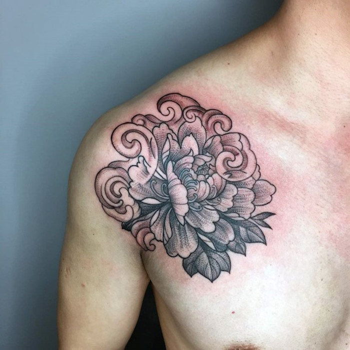 fiori del tatuaggio, uomo con grande fiore in nero e grigio sulla spalla