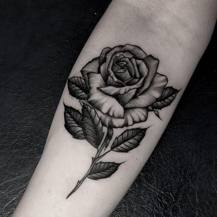 Tattoo betekenis, tattoo bovenarm, zwart en grijs roze tatoeage