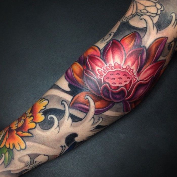 Sens de tatuaje, tatuaj cu motive japoneze, floare rosie