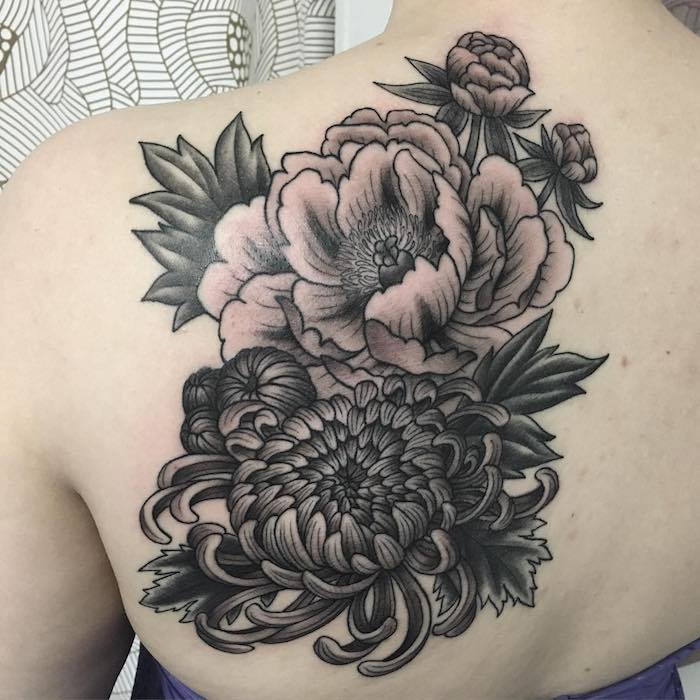 vrouw met tatoeages terug, grote bloemen in zwart en grijs, tatoeages voor vrouwen