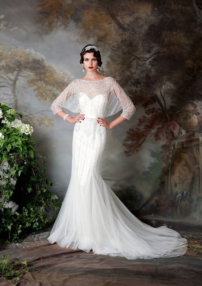 dantelă de rochie de mireasă, rochie de sirenă cu decorațiuni de cristal, coafura de nunta de epocă