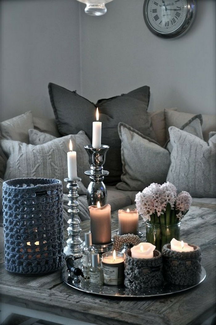 vackra vardagsrum dekoration idéer för soffbord med ljus i olika storlekar och vita blommor