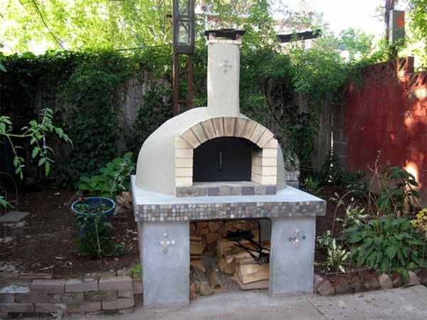Grădină făcută cu un cuptor de pizza din piatră albă