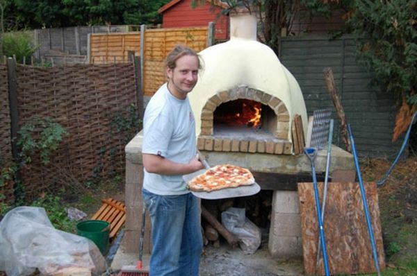 pizza pečica na vrtu - človek naredi pico