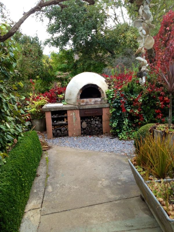Grădină colorată, cu un design frumos din cuptorul de pizza