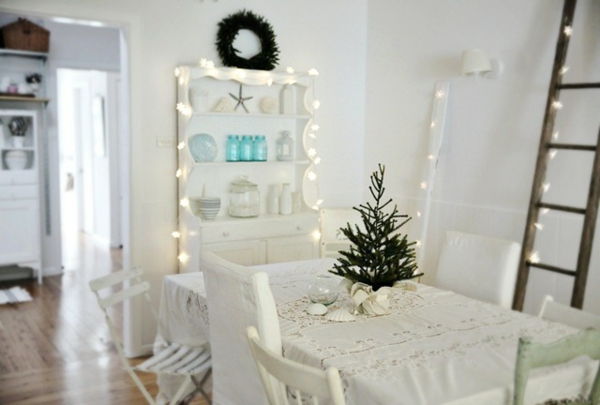 vit juldekoration till matsalen - mycket elegant