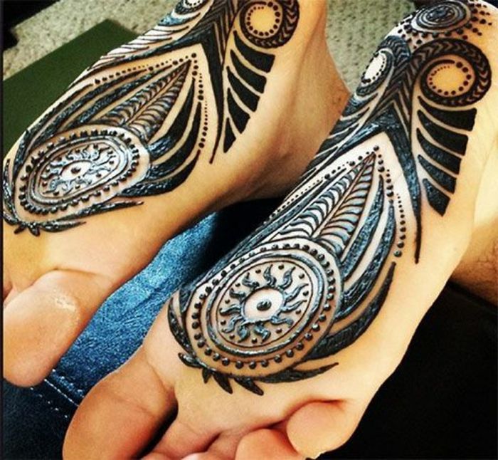Tatuaggio del piede sul lato inferiore di entrambi i piedi, tatuaggio del sole, tatuaggio nero con molte linee e punti