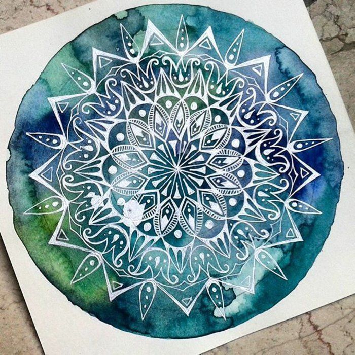 Mandalas de pintura com aquarelas, cores correndo juntos, verde, azul, branco, telhas de mármore