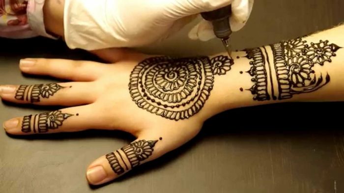 Tatuaggio all'hennè fai da te, tecnica del tatuaggio con colori all'henné, tatuaggio con le dita e tatuaggio per le donne