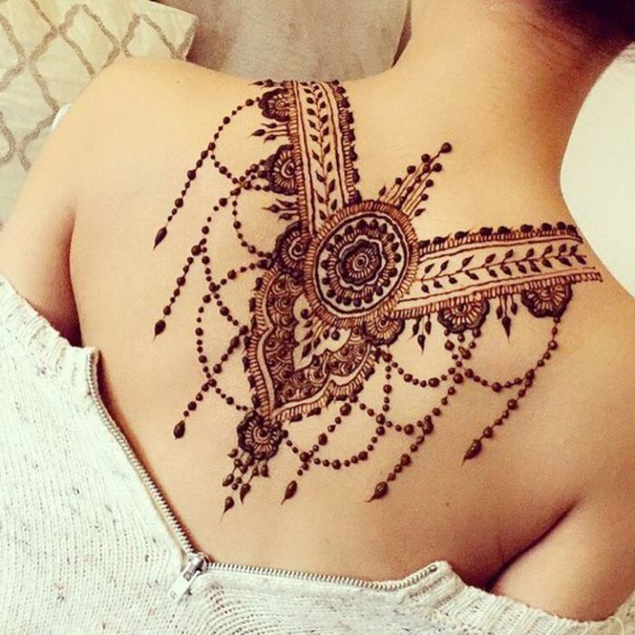 roșu tatuaj temporar cu culoare henna pe spatele unei femei sub gât, tatuaj punct