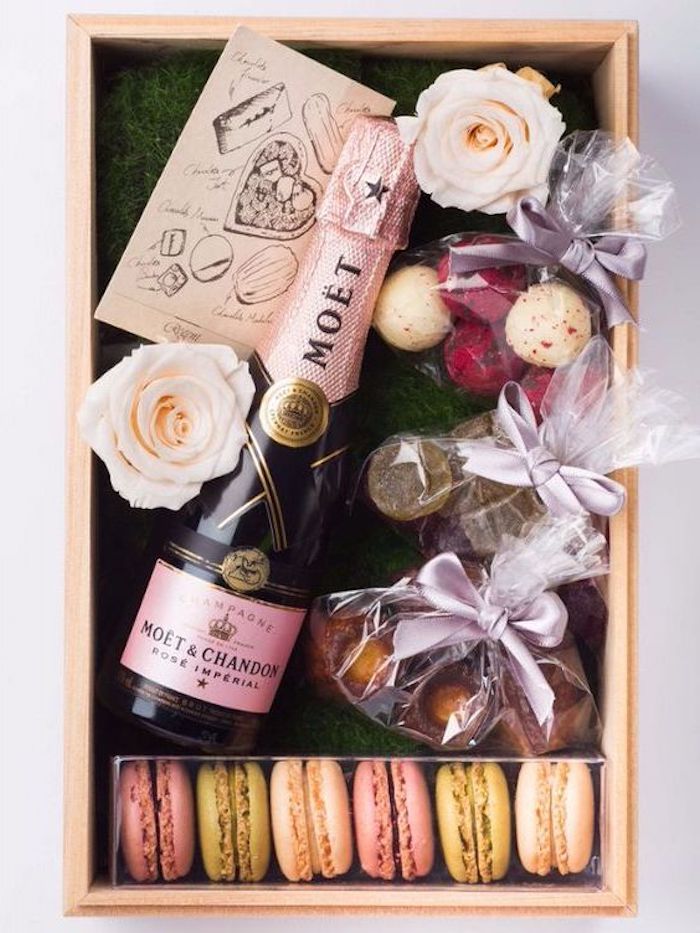 DIY darčeková krabička so sladkosťami, víno, kvety a narodeninovú kartu