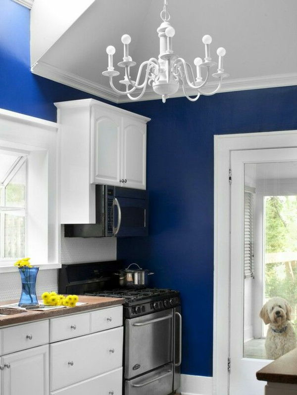 witte kroonluchter in een kleine blauwe keuken