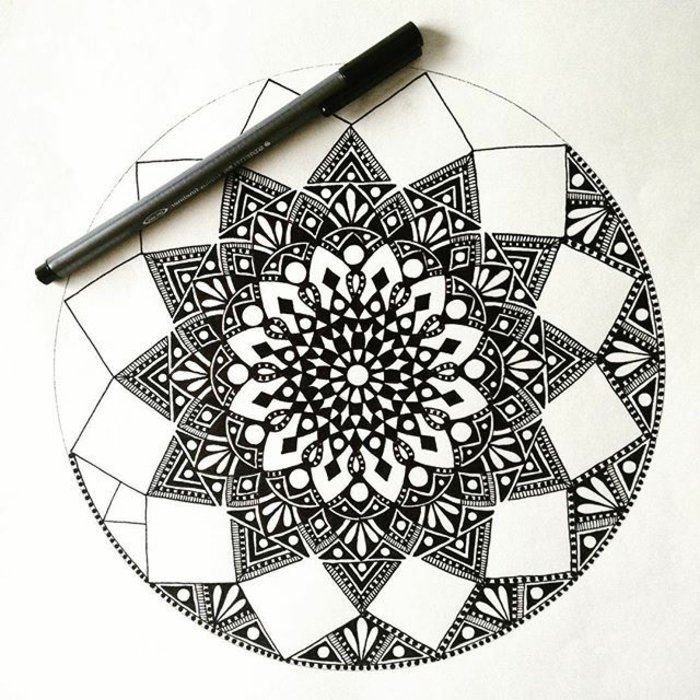 Imagini pentru colorare, o imagine detaliată, creion negru, Tiangelformen, forme pătrate, forme rotunde