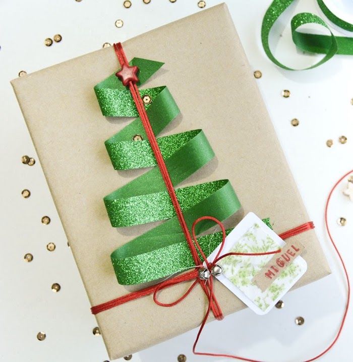 Balíček vianočný darček a ozdobte zelenou stuhou s červenou hviezdou