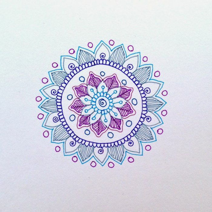 Mandalas poate de asemenea consta doar din contururi, trei culori, purpuriu, albastru, violet, cercuri, spirale