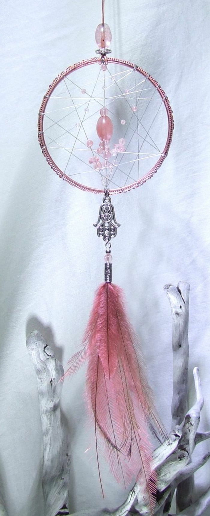 Svajonių gaudytojas su šviesiai rožinėmis spalvotomis plunksnomis ir stiklo karoliukais bei sidabro papuošalais