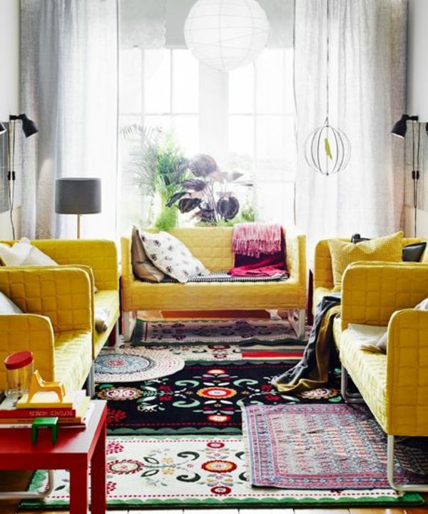 Små stue møbler i gul farge