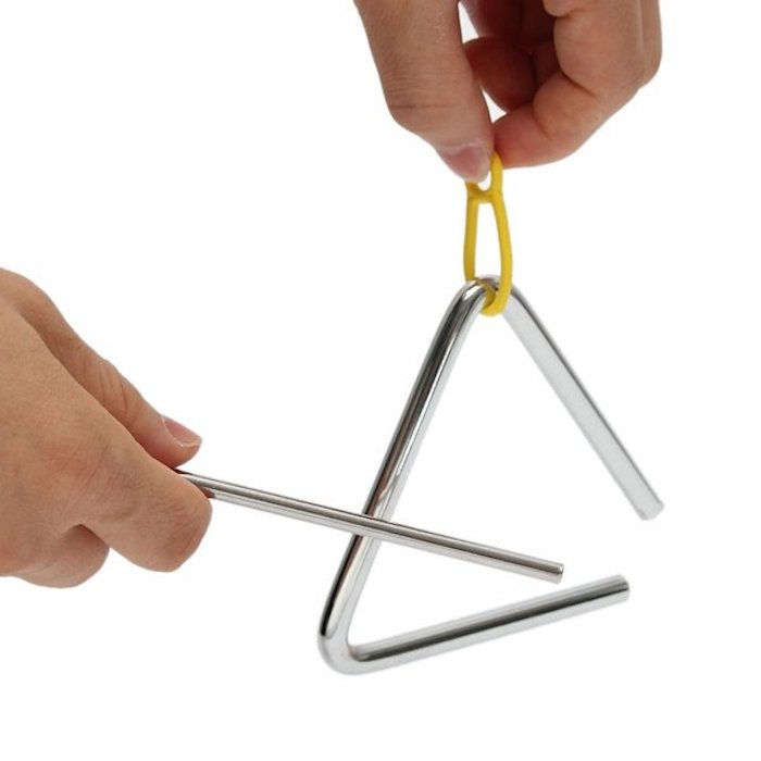 Tolkalni instrument s palico, jekleni trikotnik z odprtim kotom, ki visi na rumeni plastični sponki