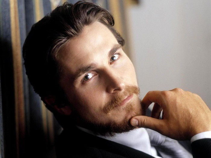Christian Bale cu perdea lungă, hollywoodiană, cu dungi albastre și aurii