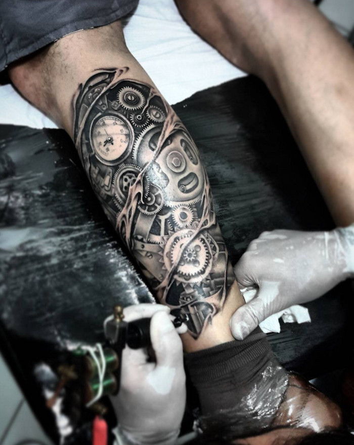 biomehanska tetovaža v črni in sivi barvi na nogi
