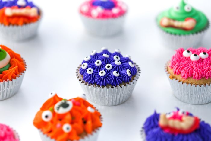 muffins de halloween monstros, cupcakes venille decorados com buttercream