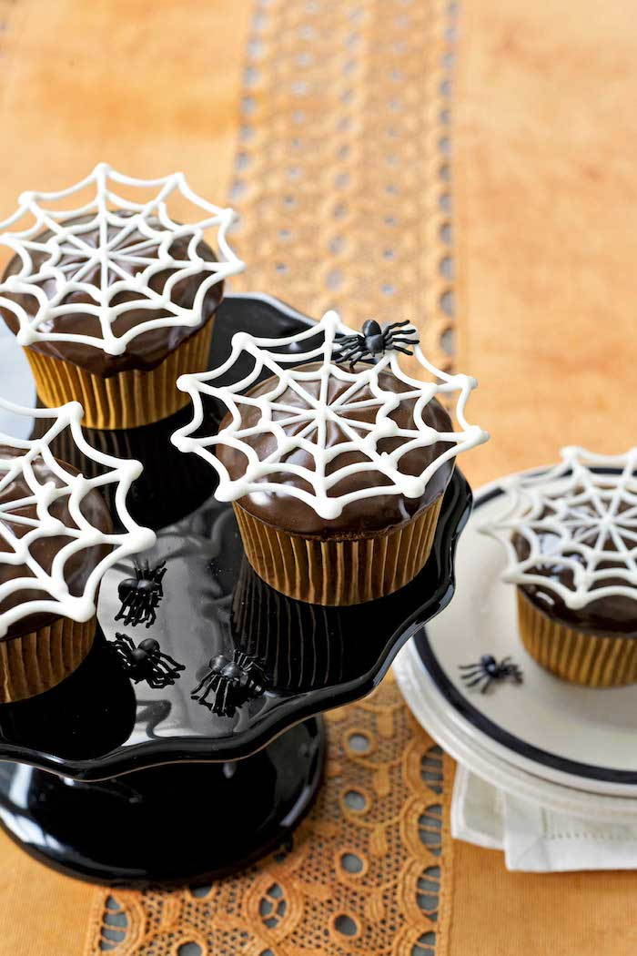 Pastelaria de Halloween decorada com teias de chocolate branco