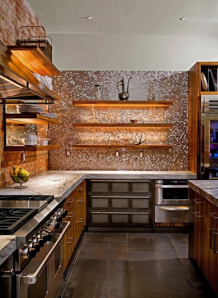 kuhinja v naravnih barvah s kuhinjsko steno z mozaikami s srebrnimi mozniki