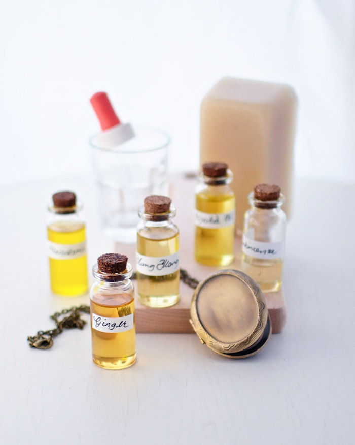 lage parfyme selv, forskjellige parfymeoljer, kosmetikk fra naturlige ingredienser