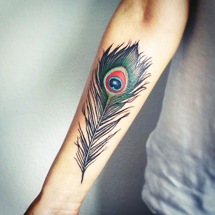 tatuaj colorat cu pene de paun pe antebraț, tatuaj cu motiv de pene