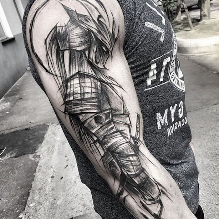 bojovník tetovanie, šedé tričko, muž, helma, maska