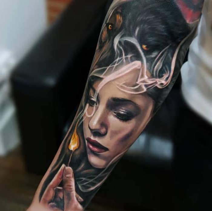tatuaje pentru femei, tatuaj colorat cu femeie și lup negru