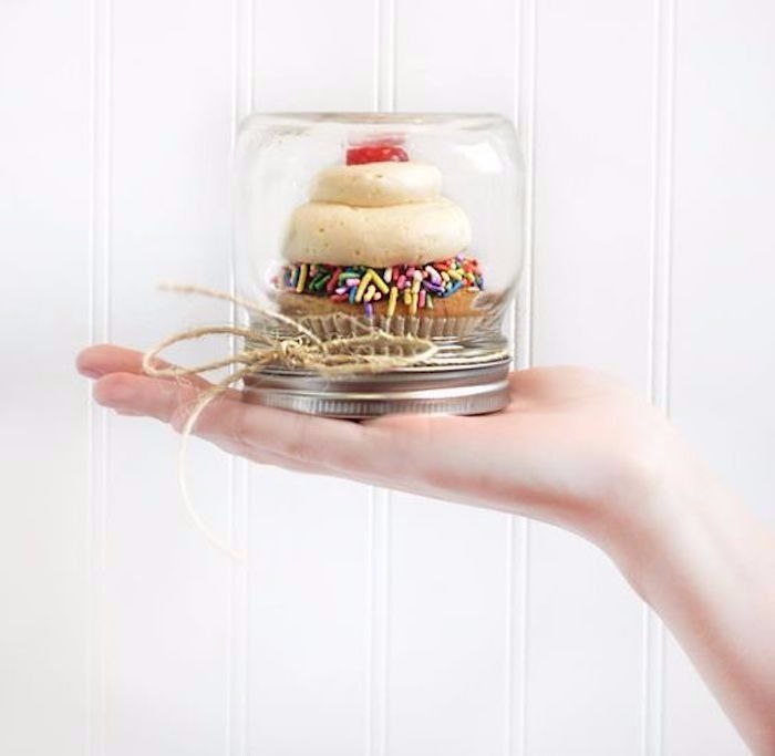 Cupcake s obsadenie a čokoláda postrekovače v murárskej nádobe, pokrytie stien