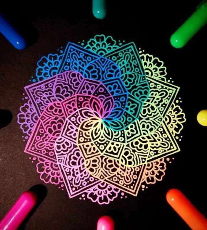 Mandalas med neonfärger som löper i varandra, svart bakgrund, svart papper