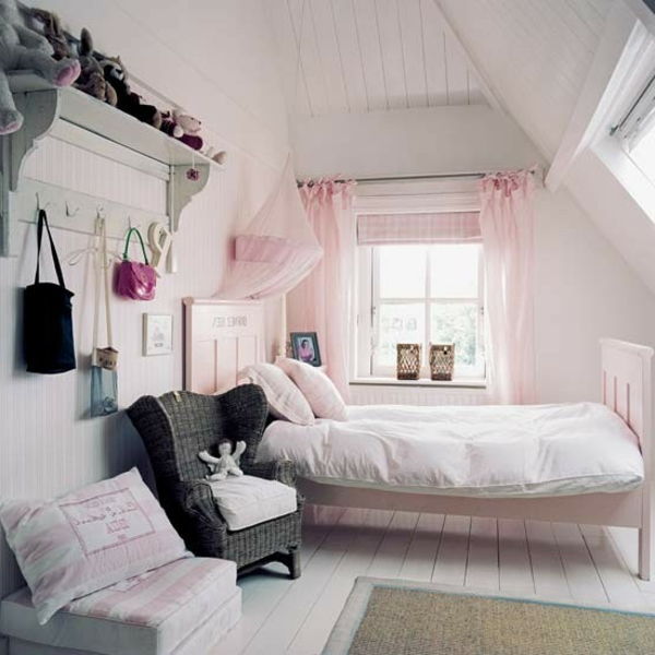 Country House Style soverom - rosa gjennomsiktige gardiner