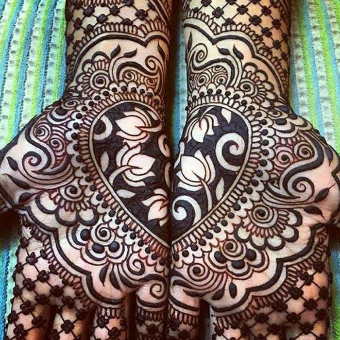 Reverzné Henna tetovanie v tvare srdca, veľa kvetov, tulipánov, ornamentálne tetovanie pre ženy