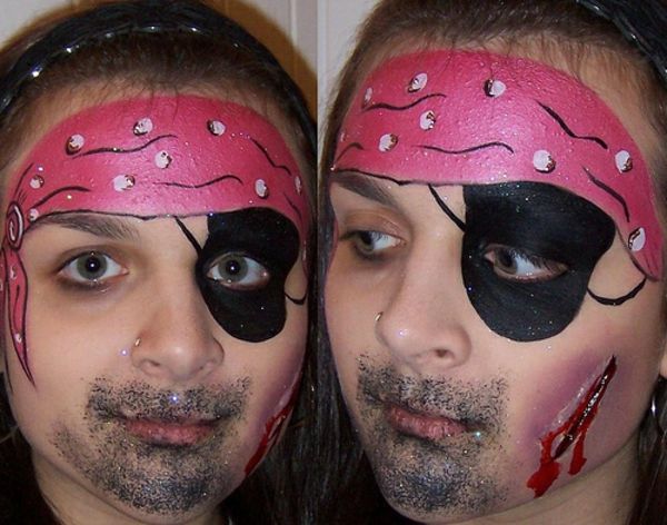duas fotos de um menino com maquiagem pirata