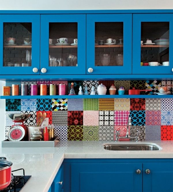 Mėlyna spintelės ir spalvingos plytelės gražioje virtuvėje