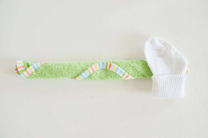 Cupcake iz zelene tkanine in belih nogavic, podrobna navodila, tretji korak