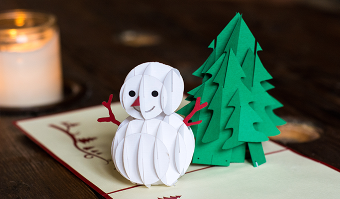 Cool alternatíva k klasickej vianočnej karte, 3D vianočná karta so snehuliakmi a vianočným stromčekom
