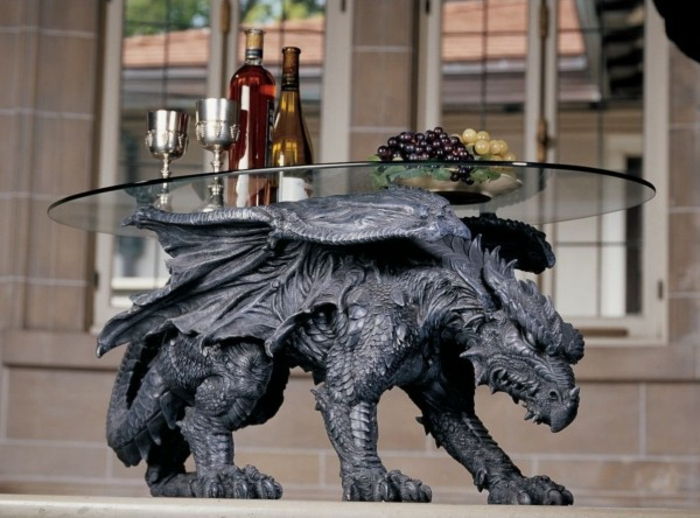 Mobilier gotic: Masă laterală cu dragon din metal, în loc de picioare, o suprafață de masă ovală din sticlă, vin, struguri
