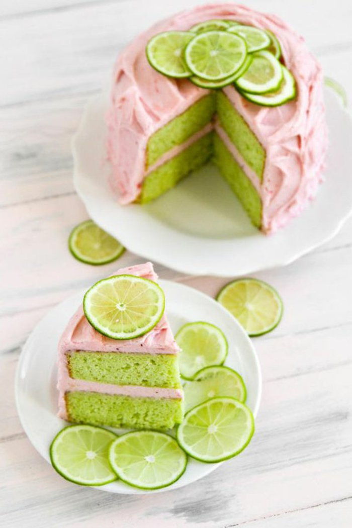 4 Farebné narodeninovú tortu s Lime-and-ružové glazúry