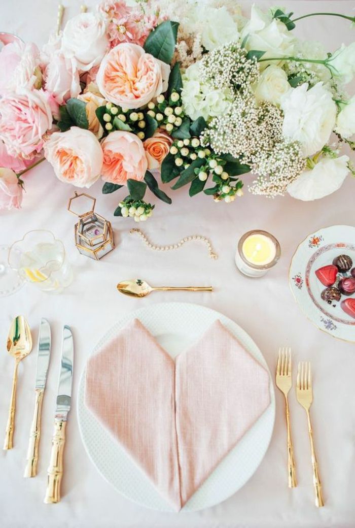 naredite okrasno mizo, zlato jedilni pribor, nosilec tealight, cvetje, prtiček v obliki srca