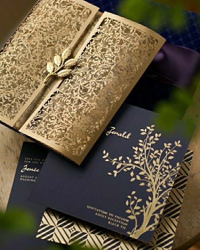 Elegantné svadobné pozvánky a zlaté lístie dekorácie skvele, luxusným
