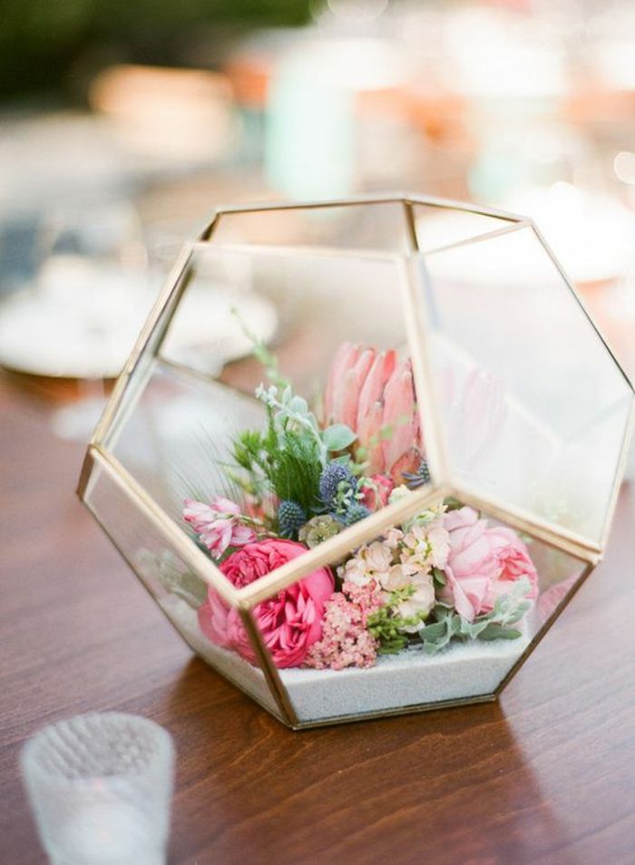 zrobić dekoracje wiosenne, florrarium z kwiatami i roślinami, dekoracja stołu
