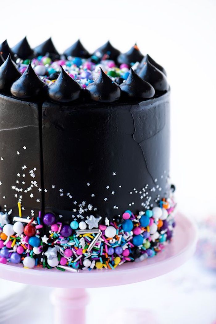 verjaardagstaart, taart versierd met zwarte fondant en kleurrijke hagelslag