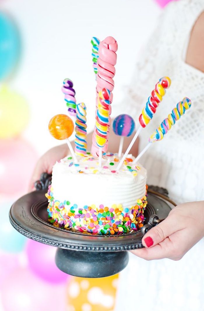 Detské koláče, koláč s farebnými pokropmi a lízatkami
