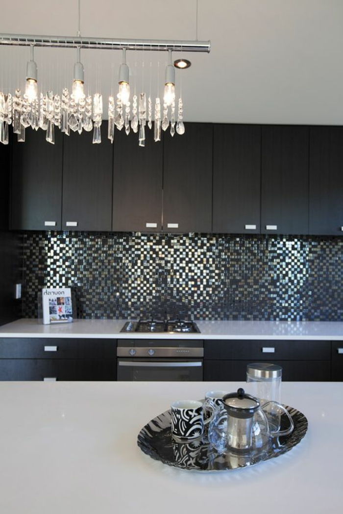 Elegancka kuchnia w czerni i bieli ze srebrnymi mozaikami