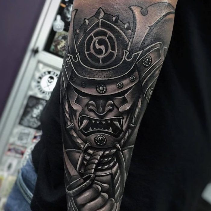 borec tetovaža, čelada, maska, veliki zobje, tattoo na roki