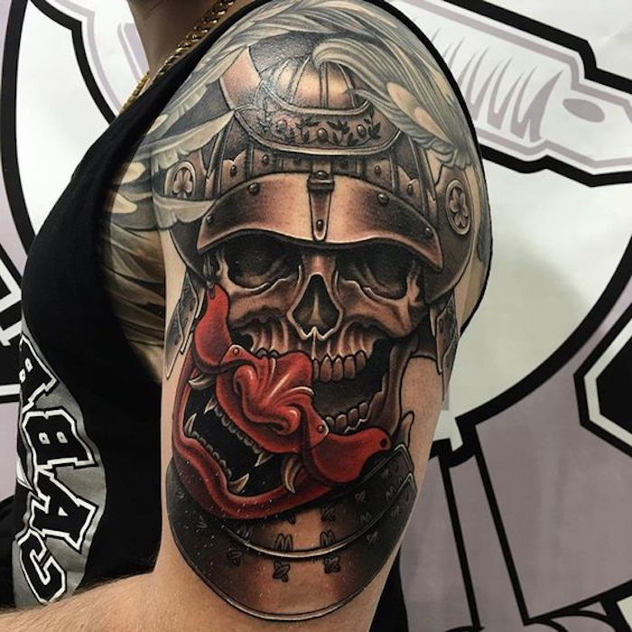 samurai tatuaj, masca rosie, craniu, casca, pene